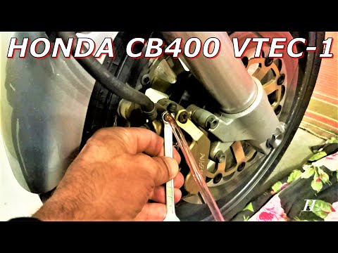 Видео: Honda CB400 Прокачка тормозной системы