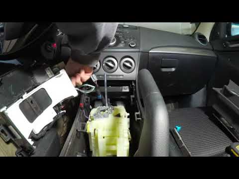 Видео: Замена электродвигателя вентилятора в Mazda 3 2010–2013 годов. Часть 2