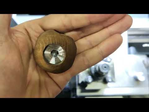 Видео: Два металлических куба в деревянном шаре