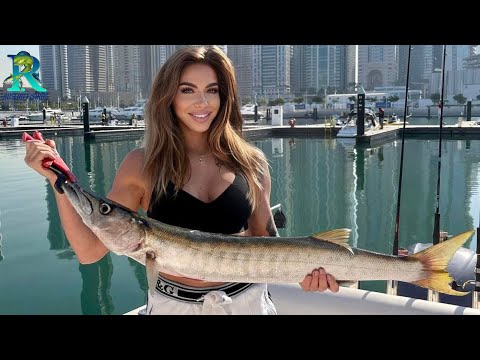 Видео: Девушка на Рыбалке в Дубае Ловит Большую Барракуду!