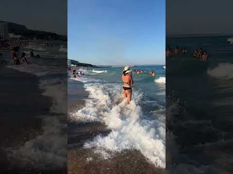 Видео: Золотые Пески, море бурлит вечерами, но туристов на пляже все больше