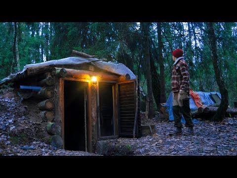 Видео: ЖУТКАЯ НОЧЬ В ЗЕМЛЯНКЕ. РЯДОМ КТО-ТО ХОДИТ. ОДИН В ЛЕСУ