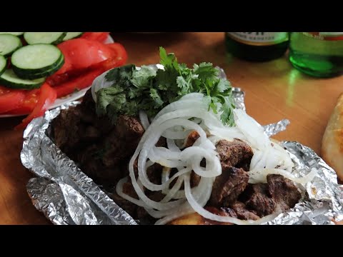 Видео: ШАШЛЫК ИЗ БАРАНИНЫ MUKBANG С БАТЕЙ