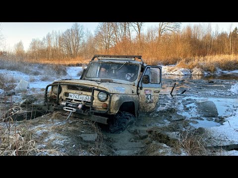 Видео: Переправа через реку обернулась боком - лёд не выдержал УАЗ