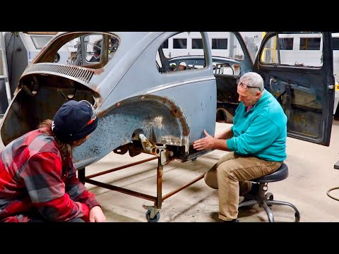 Видео: Реставрация Vw Beetle 1959 Ragtop | Замена 1/4 панели и ремонт ржавчины на средней стойке. Как эт...