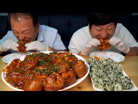 Видео: Тушеные острые коровьи ножки и рисовые шарики - шоу еды Mukbang.