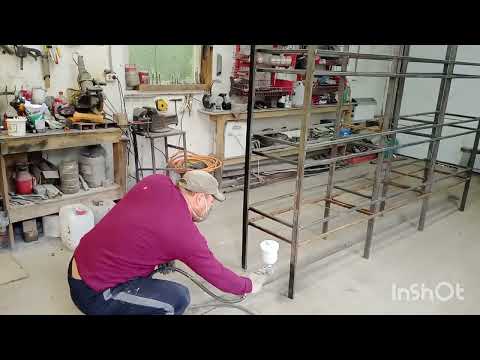 Видео: Делаем клетки для бройлеров.