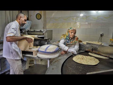 Видео: Выпечка очень популярного хлеба Tufton матерью и сыном в маленьком городке в Иране