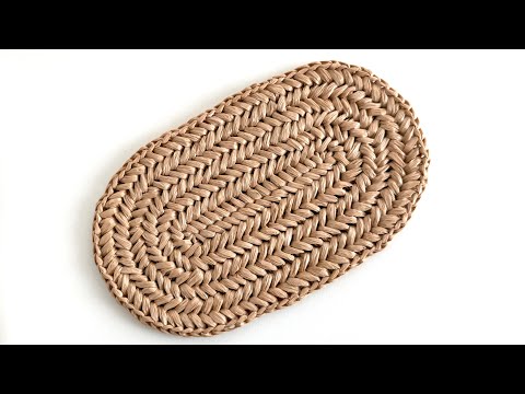 Видео: Как вязать крючком узор «ёлочка» по кругу из рафии (идеально подходит для сумок!)