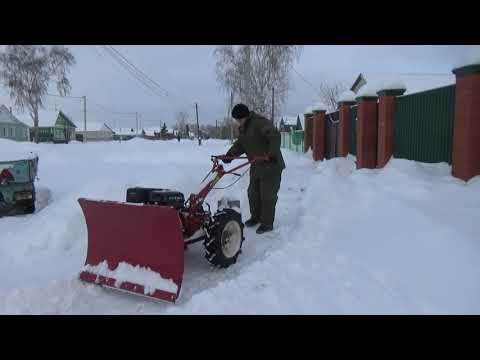 Видео: Отвал для уборки снега на мотоблоке Агрос.