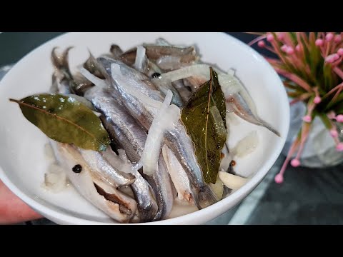 Видео: Не жарьте и НЕ ЗАПЕКАЙТЕ! В рыбном магазине дали рецепт и научили солить МОЙВУ! Вкусный рецепт мойвы