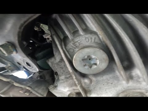 Видео: Обслуживание дифференциала Subaru Forester 2014 года