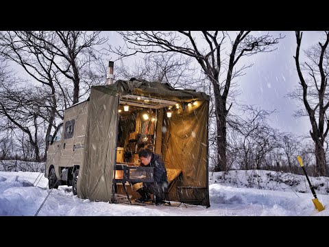 Видео: Снежный кемпинг BASE CAMP с соединительной палаткой Вагю стейк Снежный поход Расслабляющие звуки