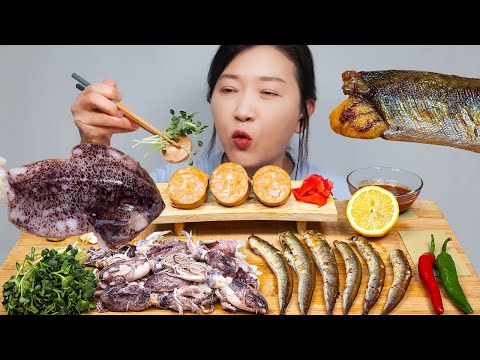 Видео: Рыба гриль, кальмары на пару, печень морского черта РЕАЛЬНЫЙ ЗВУК ПИЩЕВОЕ ШОУ (видео приготовления)