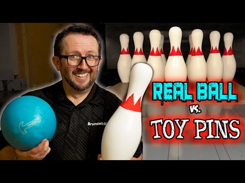 Видео: Настоящий шар для боулинга против игрушечных кеглей