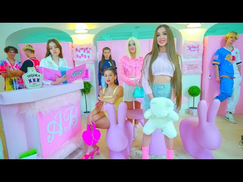 Видео: Нова сезона! 🎉  Bunny Академија за одрасле младе! Нова навијачица у Зекином тиму?