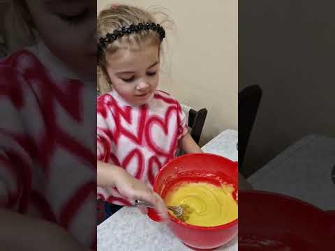 Видео: Готовим пирог с Бабушкой