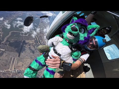 Видео: Прыжок с парашютом в фурсьюте!