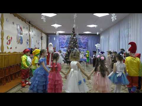 Видео: Песня "Новый год пахнет мандаринками".  Новогодний утренник "Волшебные часы".