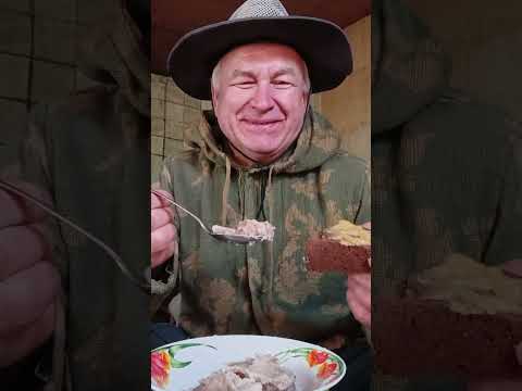 Видео: Ем холодец с горчицей на даче.