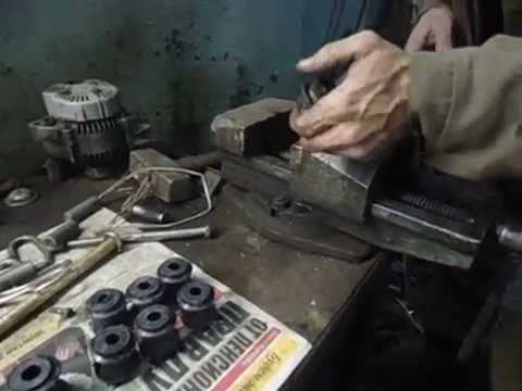 Видео: Ремонт Нивы (часть № 2 замена втулок реактивных тяг )