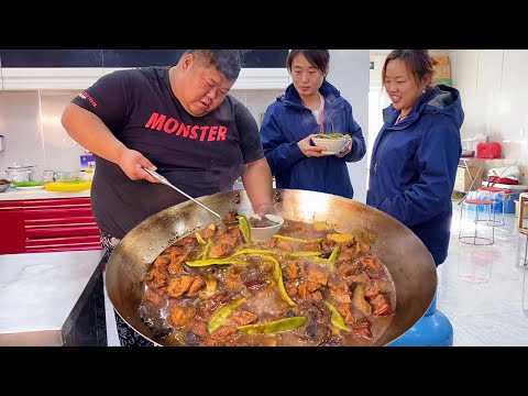 Видео: Брат Хоу готовит большую кастрюлю с овощами и тушеным мясом, и моим друзьям это нравится!