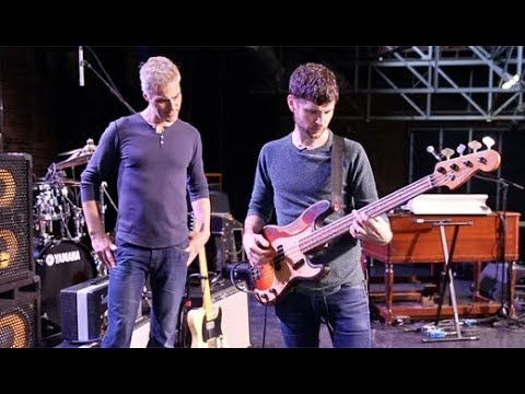 Видео: Snarky Puppy Rig Rundown с Майклом Лигом и Марком Леттьери: тур по гитарному и басовому оборудованию