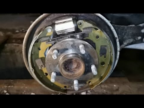 Видео: Замена задних тормозных колодок на Форд Фокус 2