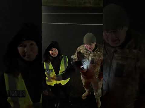 Видео: Придорожні шльондри обробляють нового клієнта.