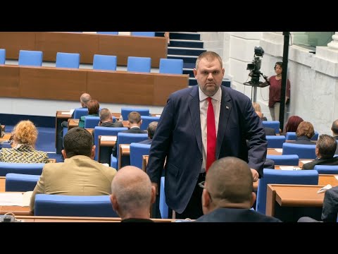 Видео: 1 минута „работен ден“ на Делян Пеевски — срещу 160 охранители и 2 линейки на разположение!