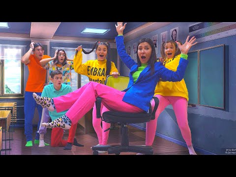 Видео: СЕСТРИЧКИ НЕ МОГУТ УСПОКОИТЬСЯ ! Учительница в ШОКЕ