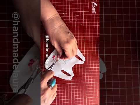 Видео: Машинная вышивка слюнявчик для мини реборн 