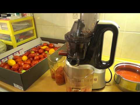 Видео: Томатный сок на зиму с помощью шнековой соковыжималки. Эп.№104.