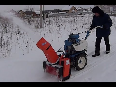 Видео: Уборка снега мотоблоком с навесным ЦЕЛИНА СП 60