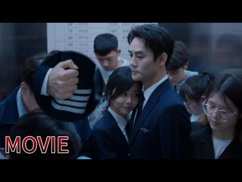 Видео: Женщина-капитан флиртовала с инструктором, и он не смог усидеть на месте…✈️💙