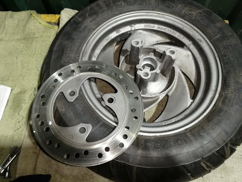 Видео: Скутер Honda Lead 90. Переднее колесо: замена подшипников. Новая втулка и манжета. Часть 2.