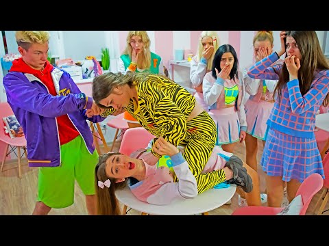 Видео: ВСЁ!!! ДИАНА НЕ ПРОСТИТ КРЫС!!! ПОСЛЕ ТАКОГО ЯНУ И ЛЯЛЮ ИСКЛЮЧАТ ИЗ ШКОЛЫ ЧЕРЛИДЕРШ!!!