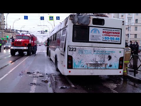 Видео: В центре Тамбова загорелся пассажирский автобус