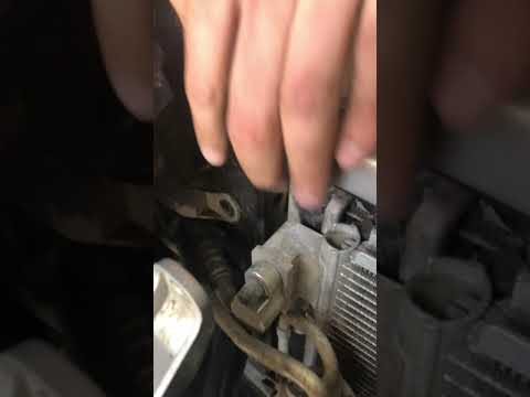 Видео: Замена радиатора охлаждения на калина 2, 8кл с кондиционером , без снятия бампера.