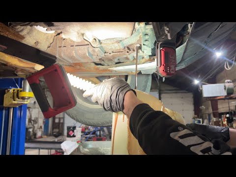 Видео: Замена трансмиссионной жидкости Honda CR-V 2011 года