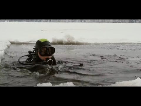 Видео: Спасение снегохода "Yamaha" после неудачного погружения под Лед в оз "Высоцком"