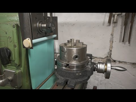 Видео: Установка токарного патрона на поворотный стол HV-6 для фрезерного станка НГФ 110 (часть 1)