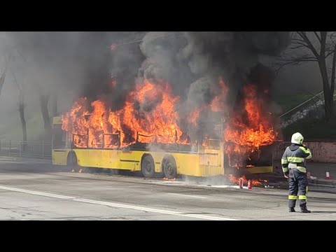 Видео: Киев, 29.04.2021г., горит автобус на Проспекте Правды.