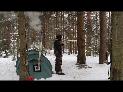 Видео: Одиночный зимний поход с ночевкой в горячей палатке в снежном лесу.