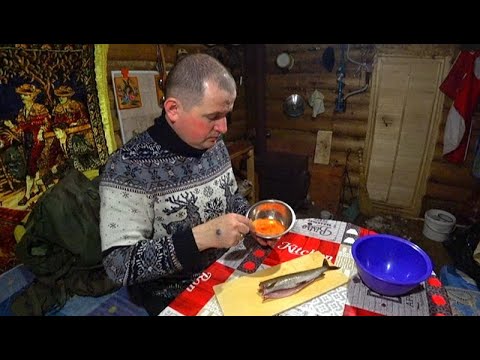 Видео: Тайга. Изба. Рыбалка на хариуса на донки. Готовлю деликатес! Ночь в таёжной избе.