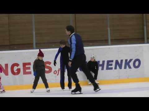 Видео: Внутренние и наружные ребра. Саша  Плющенко и его группа на тренировке. Академия Евгения  Плющенко.