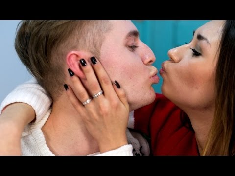 Видео: Как двигать губами во время поцелуя | Как правильно целоваться  Урок 23