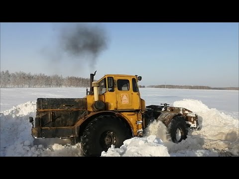 Видео: Кировцы буксуют в снегу.Расчистка обочины.