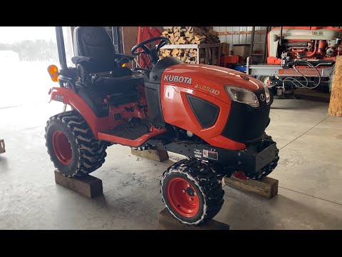 Видео: Замена гидравлической жидкости и фильтра в Kubota BX2380