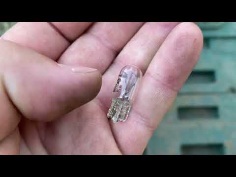 Видео: KiA Spectra КАК ЗАМЕНИТЬ ЛАМПОЧКУ ГАБАРИТНЫХ ОГНЕЙ
